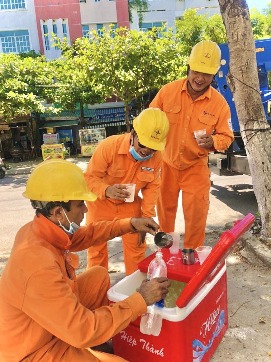 Một ngày theo chân “áo cam” Đà thành