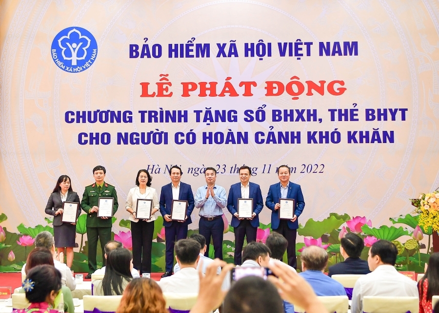 Vietcombank tặng sổ BHXH, thẻ BHYT trị giá 5 tỷ đồng cho người có hoàn cảnh khó khăn