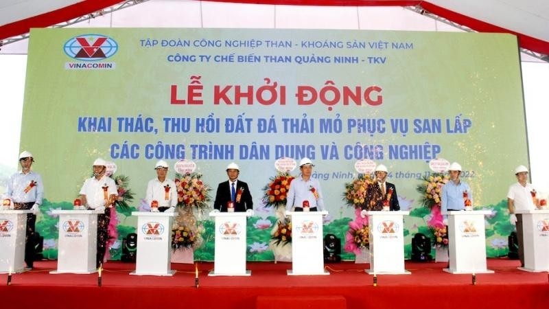 TKV thu hồi đất đá thải mỏ phục vụ san lấp công trình