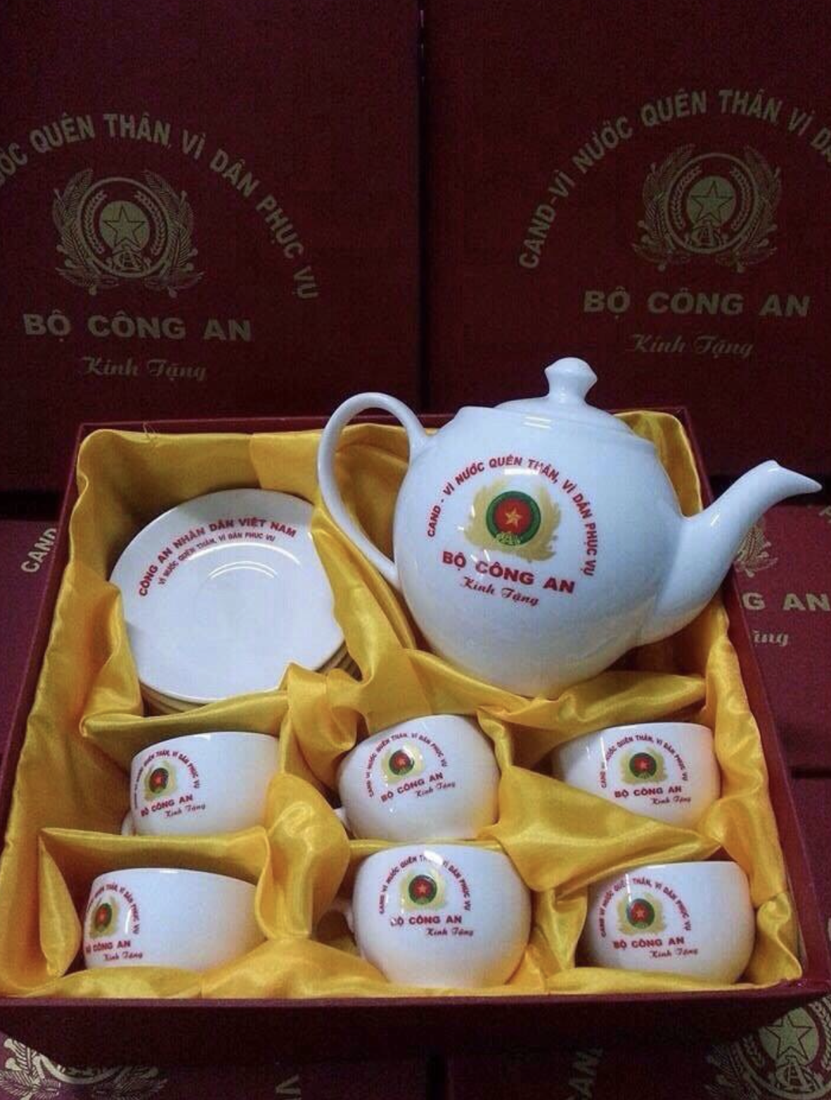 Rao bán tràn lan ấm chén “cao cấp” in logo Chính phủ