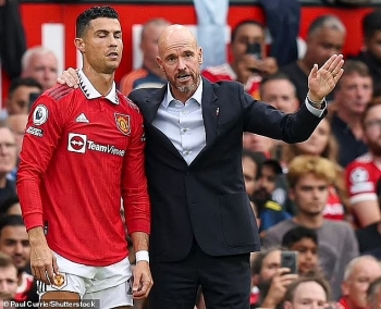 HLV Ten Hag tố Ronaldo "đâm dao sau lưng" mình để rời Man Utd