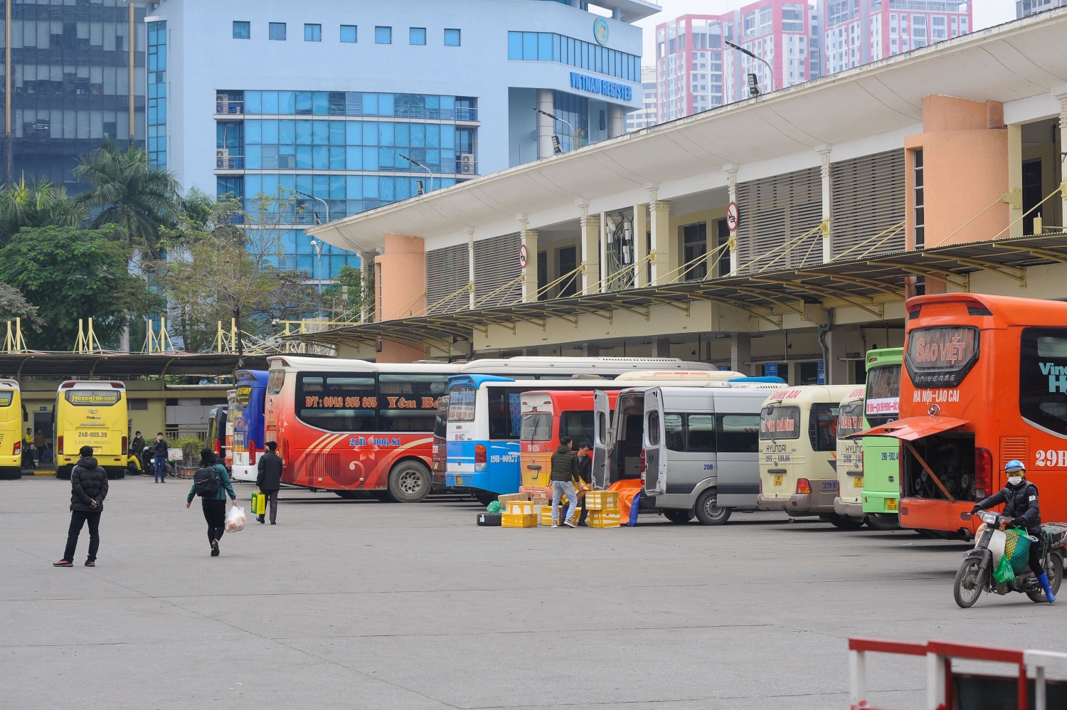 Bến xe vắng vẻ, đường vành đai 3 kẹt cứng ngày đầu nghỉ Tết Dương lịch