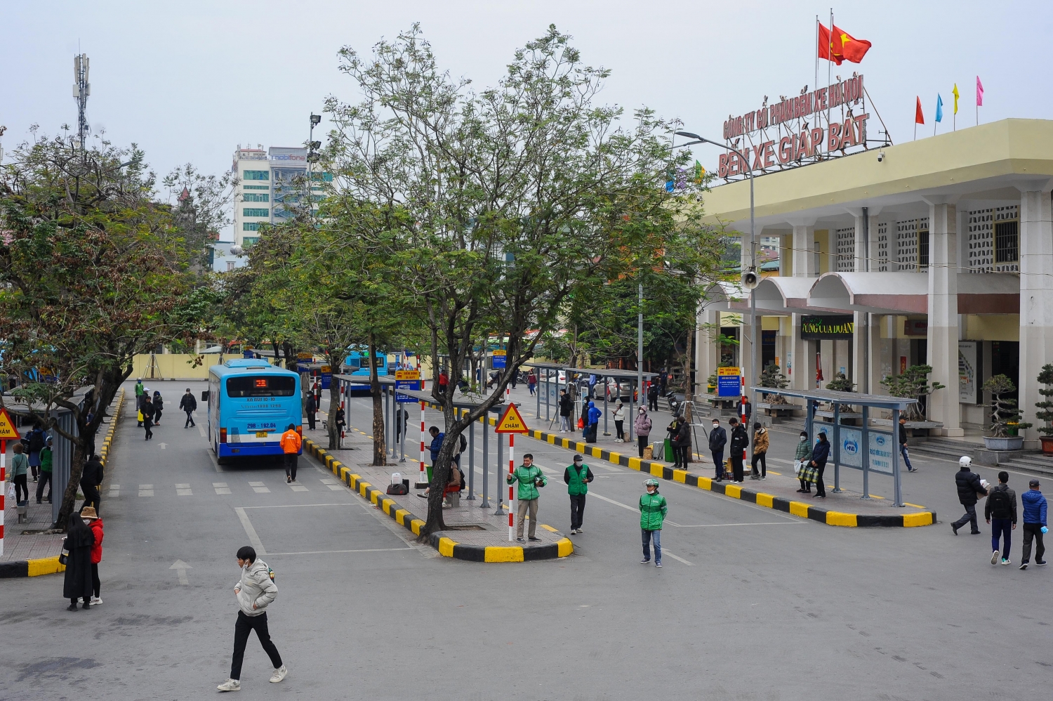 Bến xe vắng vẻ, đường vành đai 3 kẹt cứng ngày đầu nghỉ Tết Dương lịch