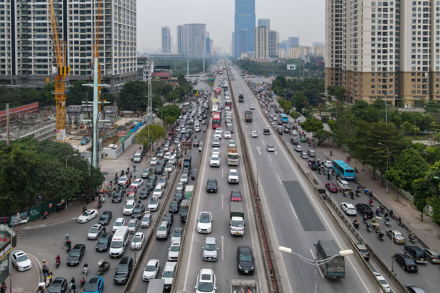 Bến xe vắng vẻ, đường vành đai 3 kẹt cứng ngày đầu nghỉ Tết Dương lịch