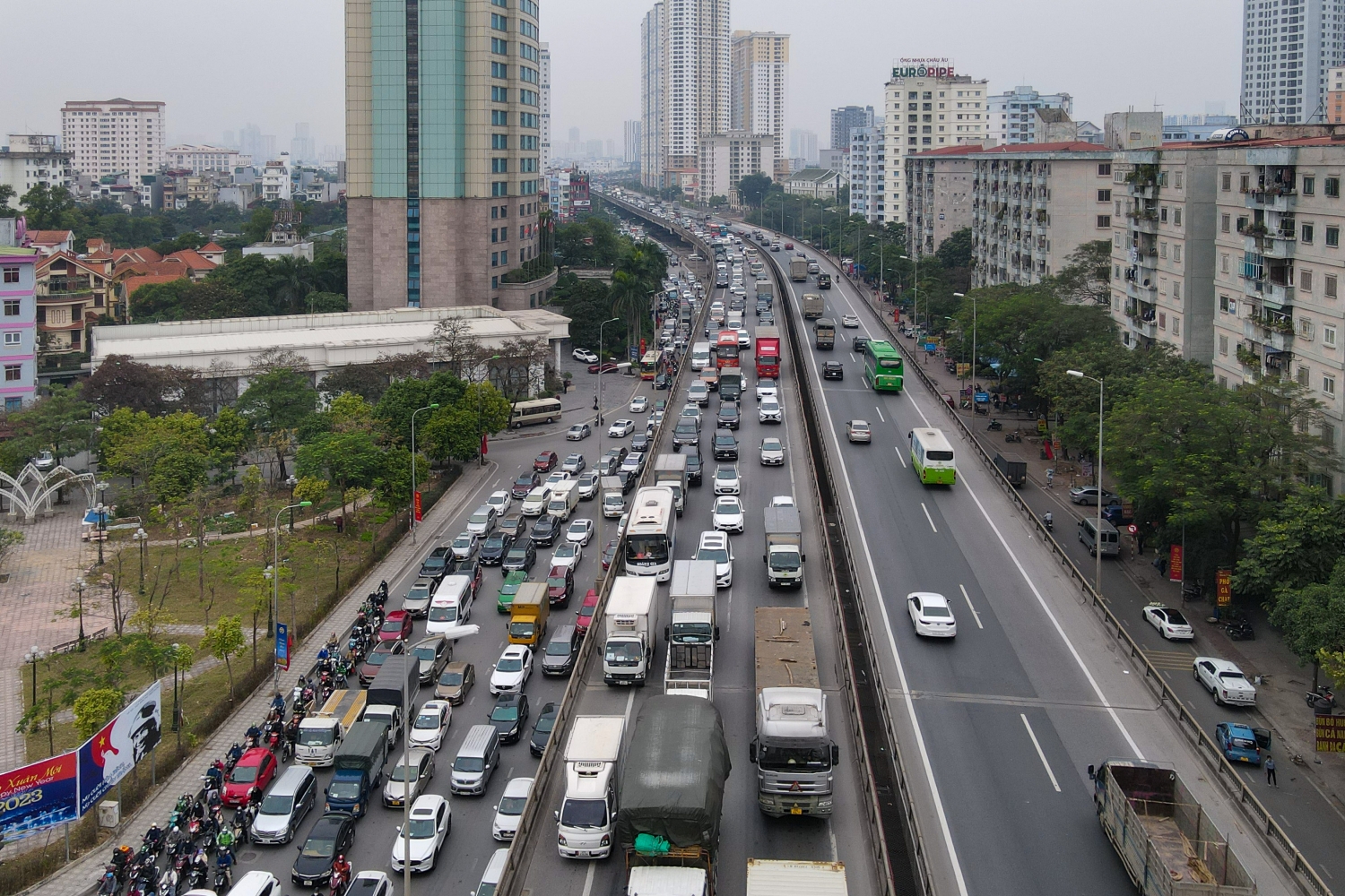 Bến xe vắng vẻ, đường vành đai 3 kẹt cứng ngày đầu nghỉ Tết Dương lịch