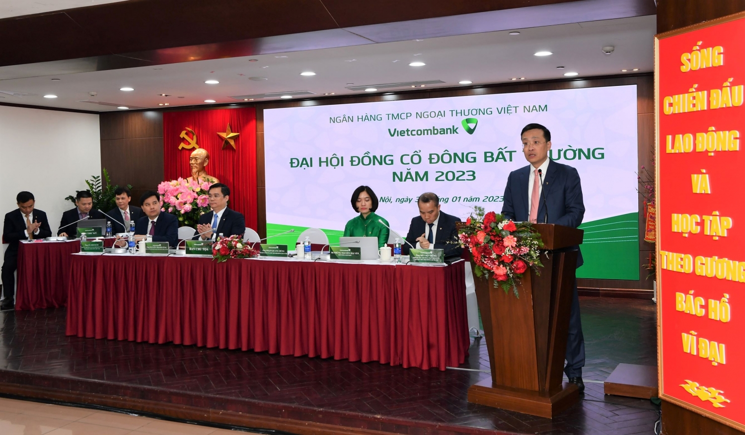 Vietcombank bầu bổ sung 1 Thành viên HĐQT và thông qua kế hoạch tăng vốn