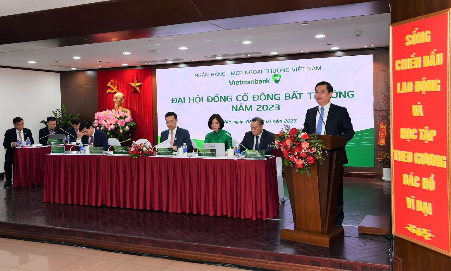 Vietcombank bầu bổ sung 1 Thành viên HĐQT và thông qua kế hoạch tăng vốn