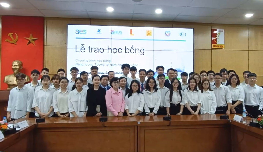 Trao 30 suất học bổng “Năng lượng tương lai” cho sinh viên ngành điện