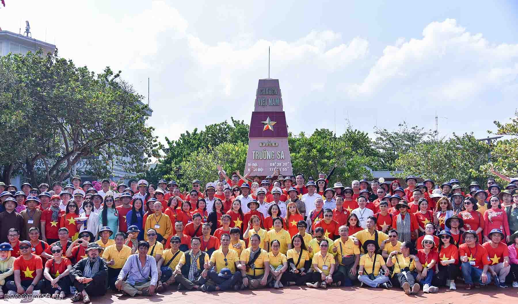 Hình ảnh Đoàn công tác số 4, đại biểu kiều bào thăm và tặng quà quân dân quần đảo Trường Sa, Nhà giàn DK1