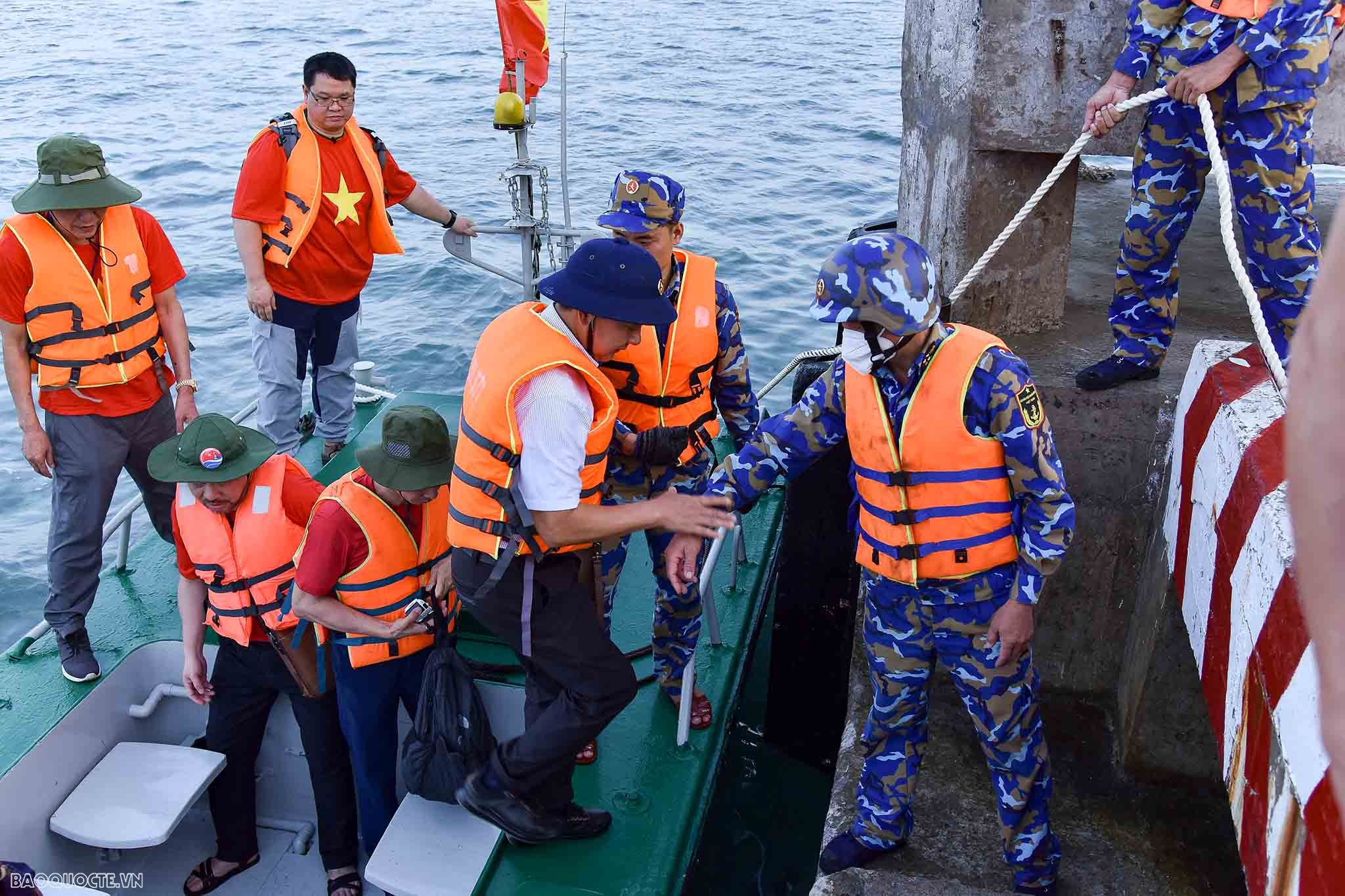 Với chủ đề “Tổ quốc niềm tin và khát vọng, lần thứ 10 kiều bào về Trường Sa”, chương trình đoàn kiều bào thăm Trường Sa và Nhà giàn DK1 năm 2023 mang nhiều ý nghĩa, phản ánh tinh thần Đại hội Đảng lần thứ 13 về niềm tin và khát vọng về một Việt Nam hùng cường, giàu đẹp; gửi gắm mong muốn kiều bào cùng nhân dân cả nước sẽ cùng chung sức, đồng lòng, hiện thực hóa mục tiêu cao đẹp, vì quốc gia, dân tộc.