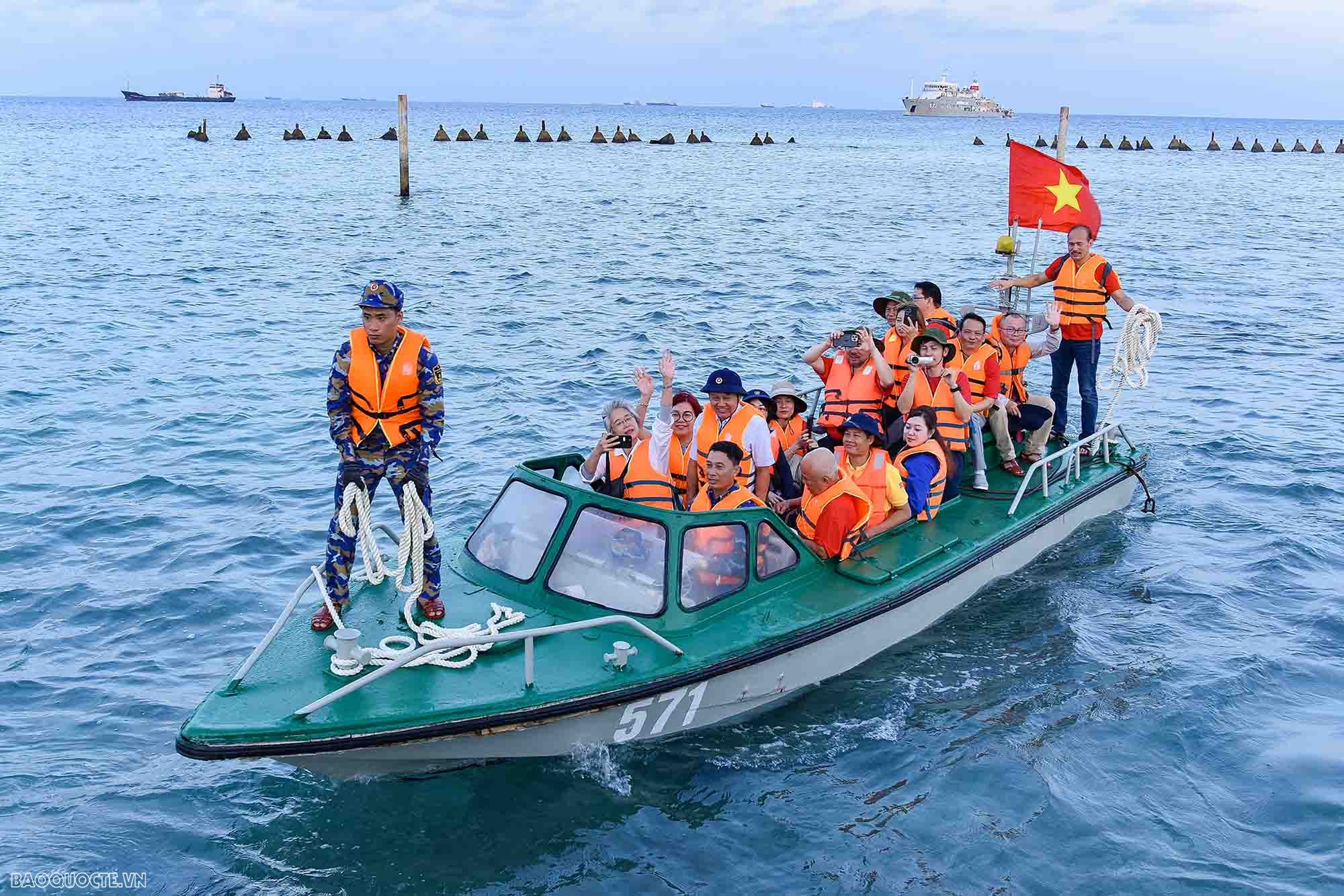 Trong hải trình năm nay, các đại biểu kiều bào đã đến thăm bốn điểm đảo gồm Sinh Tồn Đông, Len Đảo, Đá Tây B, Trường Sa và Nhà giàn DK1/16 Phúc Tần.