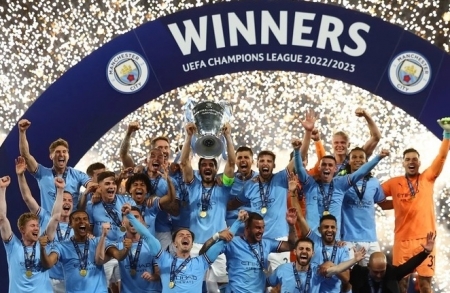 Dàn sao Man City bật khóc vì sung sướng, HLV Pep Guardiola hôn vợ đắm đuối