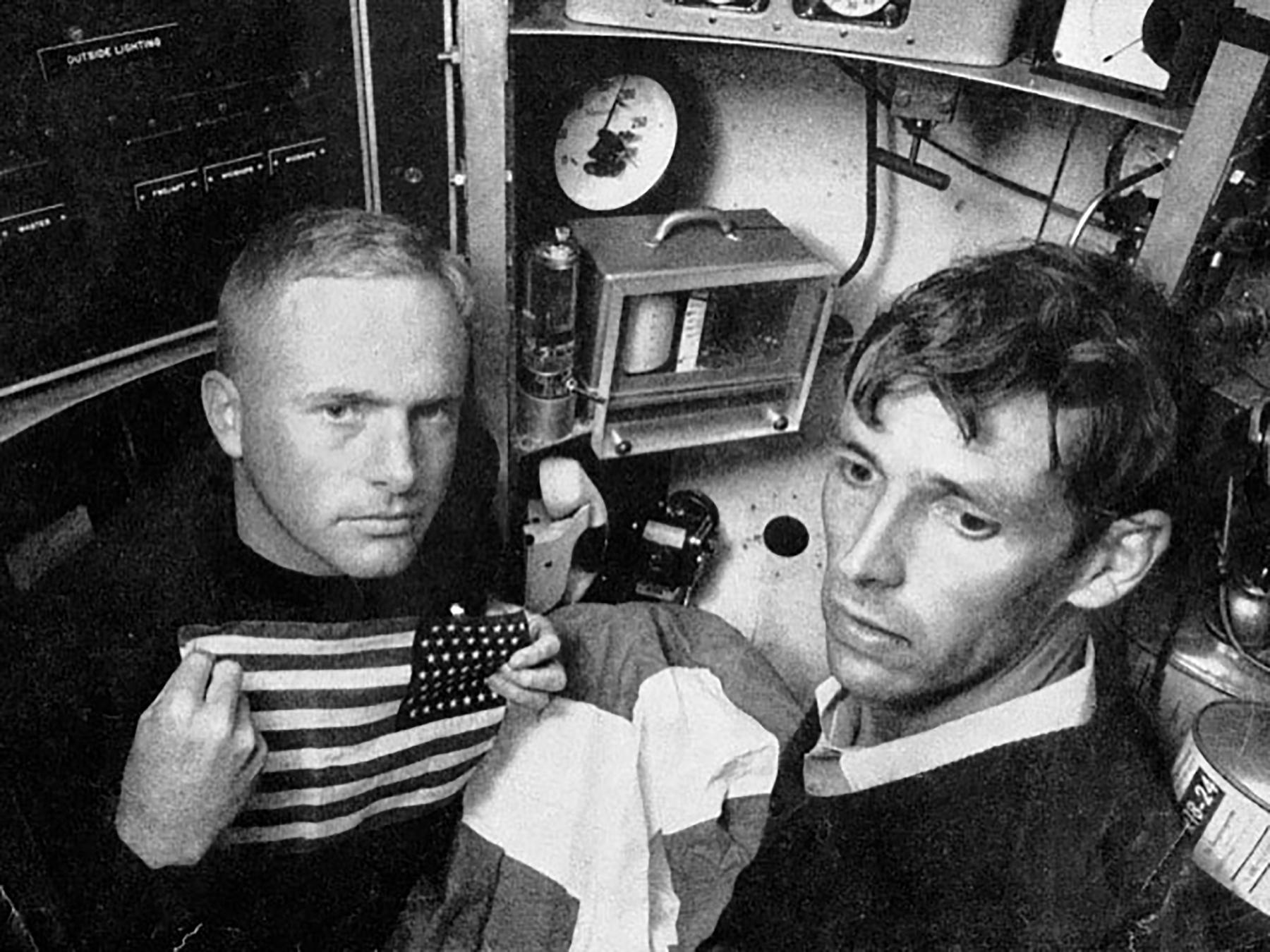 Trung úy hải quân Hoa Kỳ Don Walsh (trái) và kỹ sư người Thụy Sĩ Jacques Piccard bên trong tàu Trieste (Ảnh: USNI).