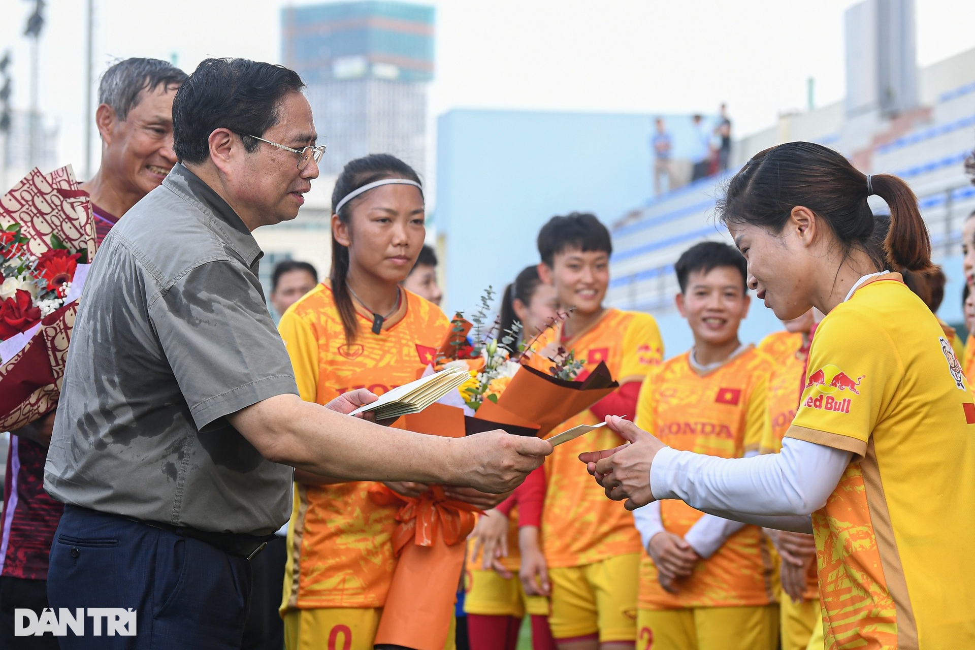 Thủ tướng Phạm Minh Chính thăm và động viên tuyển nữ Việt Nam - 9
