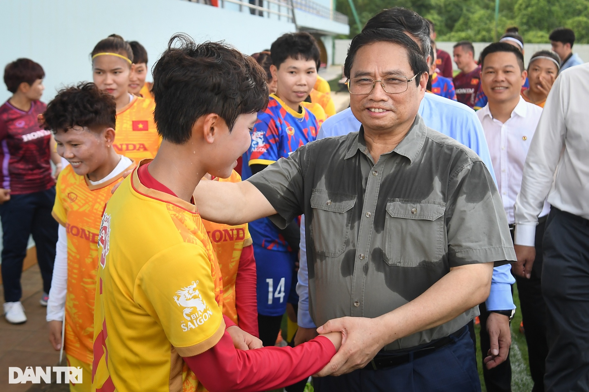 Thủ tướng Phạm Minh Chính thăm và động viên tuyển nữ Việt Nam - 13