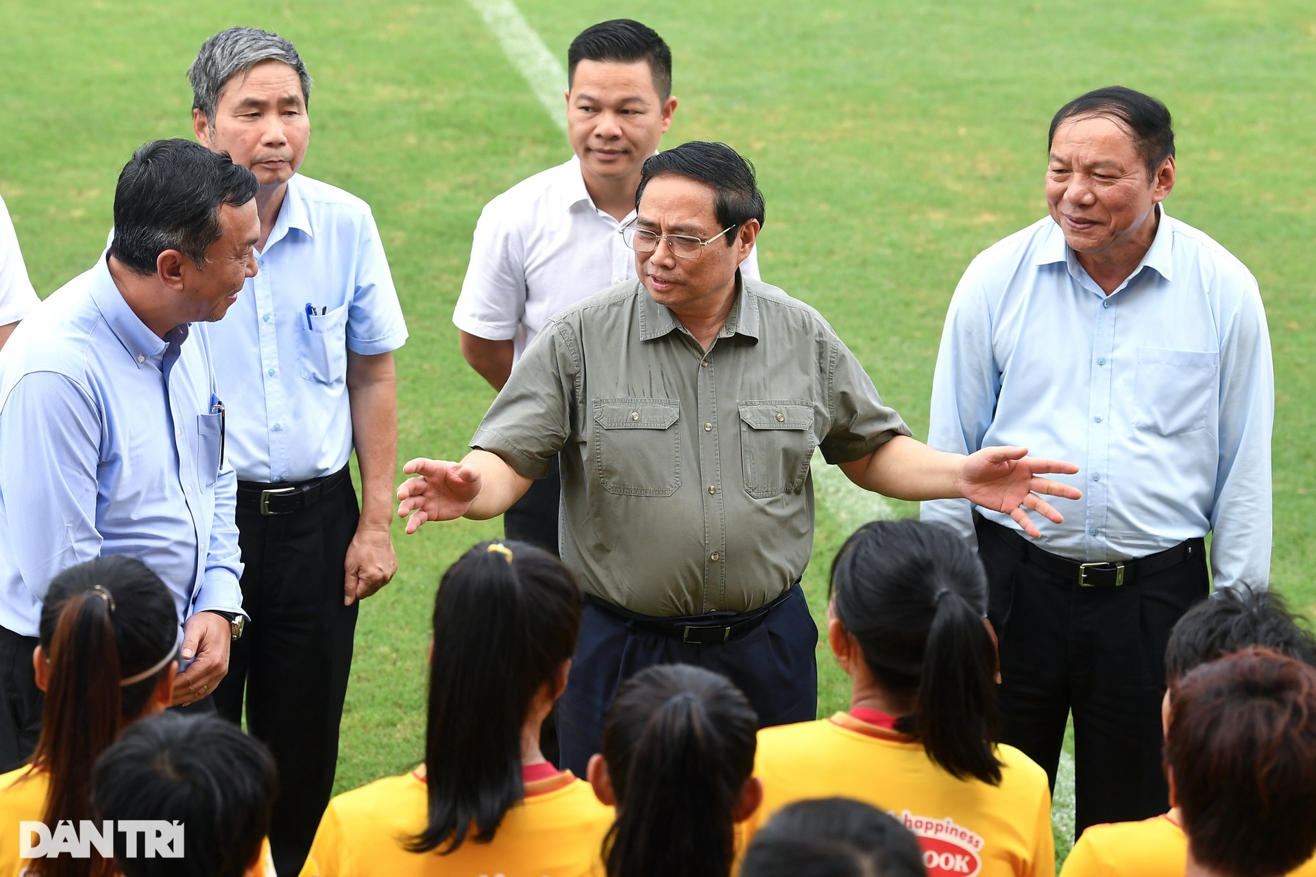 Thủ tướng Phạm Minh Chính thăm và động viên tuyển nữ Việt Nam - 6