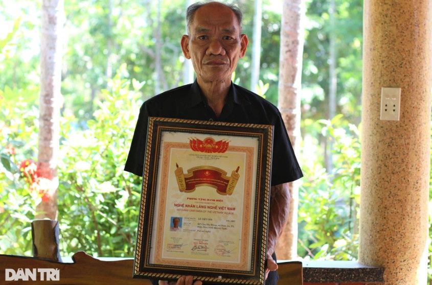 Ông Lê Viết Tới (66 tuổi) được công nhận nghệ nhân cấp tỉnh.