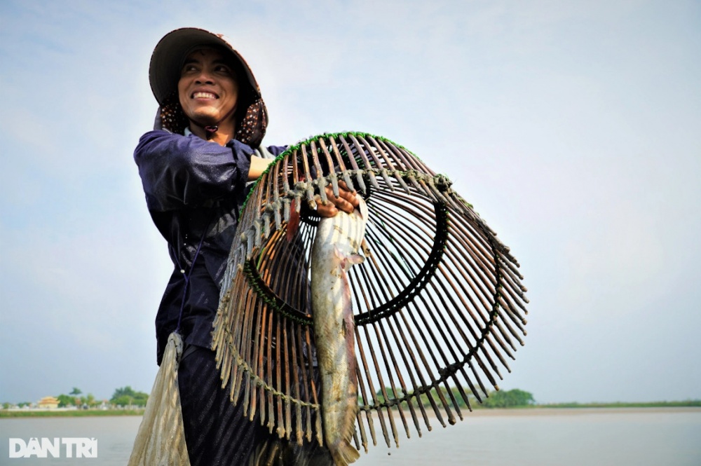 Dân phố lũ lượt mua vé thi nhau nơm cá, chủ hồ thu gần chục triệu đồng