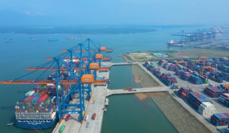 Vì sao cần tăng giá dịch vụ bốc dỡ container cảng biển?