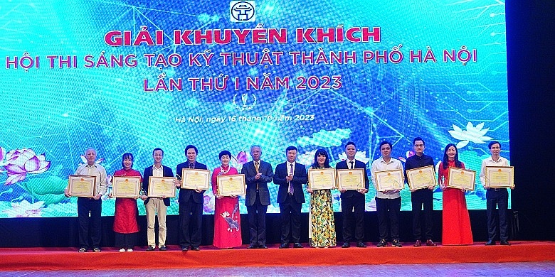 Chủ tịch Liên hiệp các Hội Khoa học và Kỹ thuật Việt Nam Phan Xuân Dũng và Phó Chủ tịch Thường trực UBND thành phố Hà Nội trao giải Khuyến khích cho đại diện các nhóm tác giả.