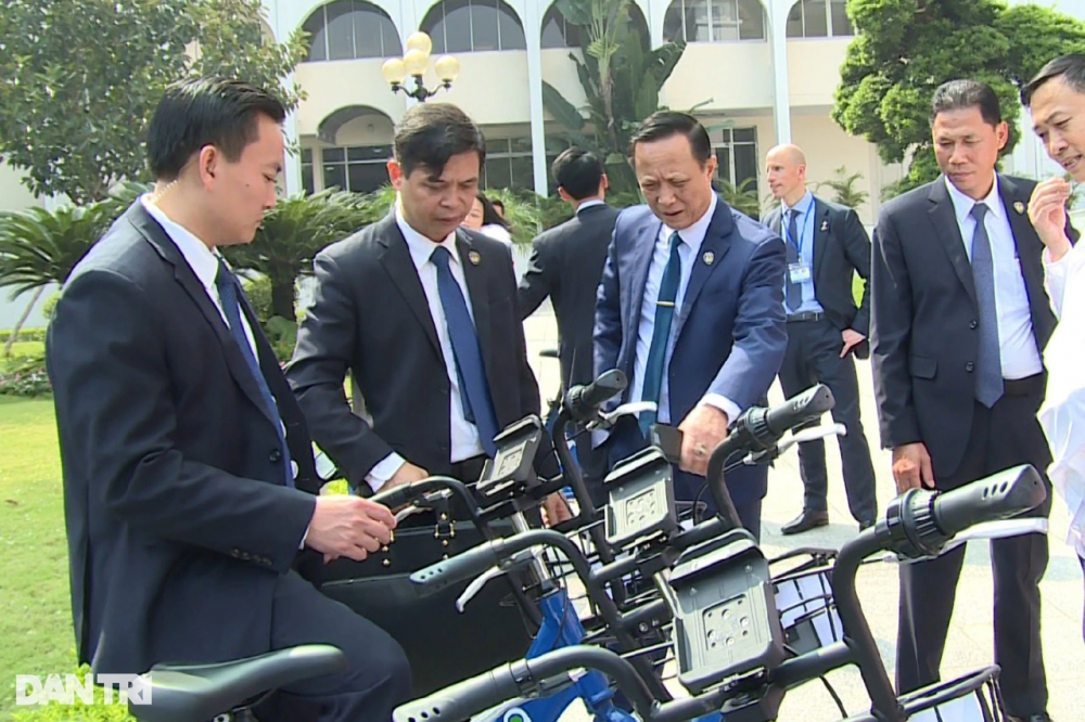 Thủ tướng Hà Lan đạp xe dạo phố và chuyện "hậu trường" của sĩ quan cảnh vệ