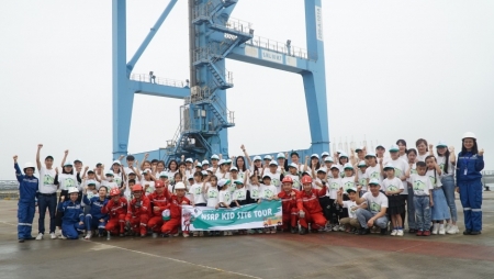 Tác phẩm dự thi "Petrovietnam trong tôi": Bộ ảnh "Kids site tour", tác giả Dương Hương Ly (NSRP)