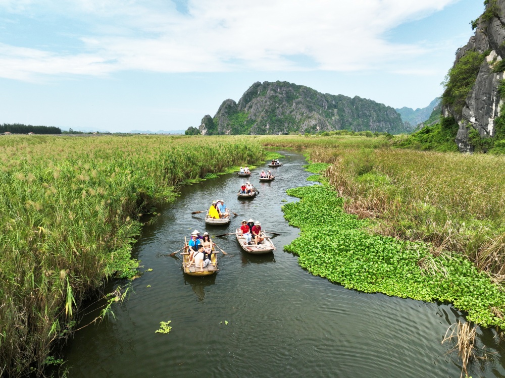 16-LMH-AB-0001-01: Thư thả trên thuyền.