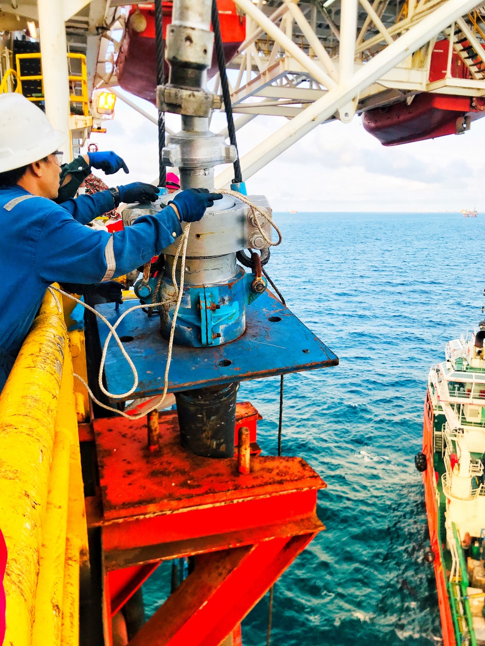 Tác phẩm dự thi "Petrovietnam trong tôi": Bộ ảnh : “Công tác thực hiện nứt vỉa thủy lực để tăng cường khai thác dầu”, tác giả Phạm Minh Cường (Vietsvovpetro)