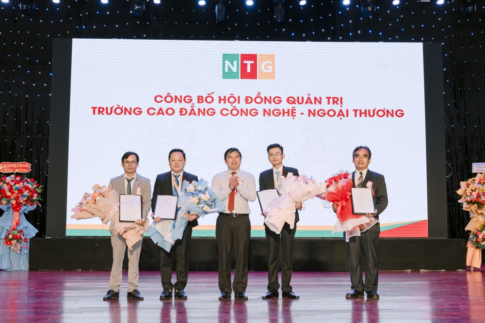 Đổi tên trường và bổ nhiệm nhiều chức danh lãnh đạo tại Trường Cao đẳng Công nghệ - Ngoại thương