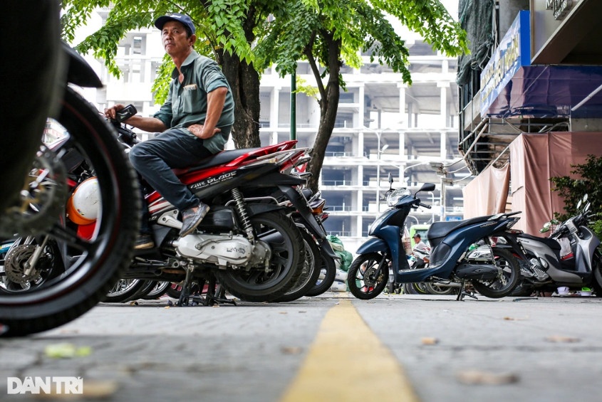 Vỉa hè trên đường Phan Chu Trinh, bên hông chợ Bến Thành đa phần được sử dụng làm nơi giữ xe cho khách tham quan (Ảnh: An Huy).