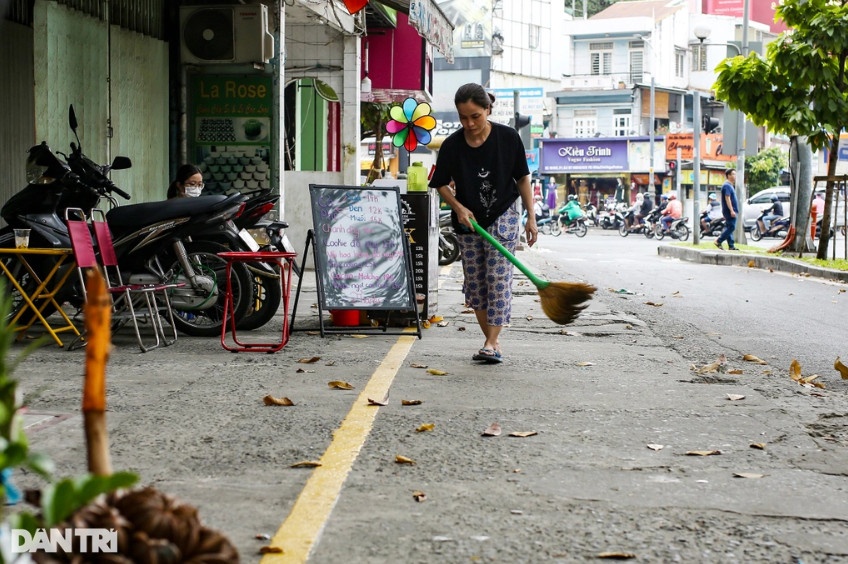 Vỉa hè đường Trần Hưng Đạo, phường Cầu Kho, quận 1 được kẻ vạch sơn 4 ngày trước (Ảnh: An Huy).