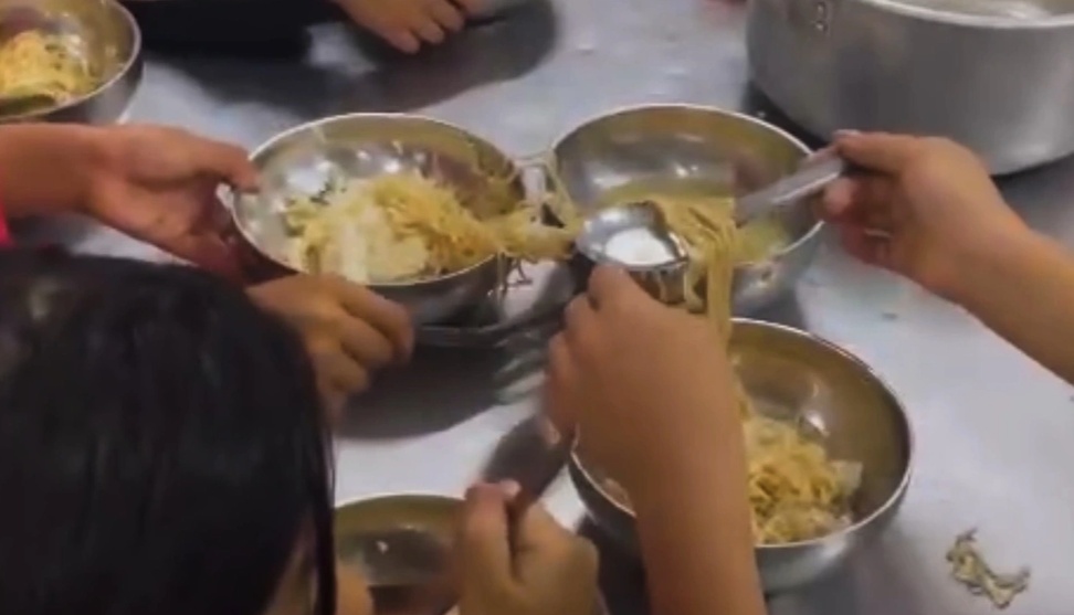 11 học sinh ăn hai gói mì: Thiếu đồ ăn thường xuyên, Bộ GD&ĐT chỉ đạo khẩn!