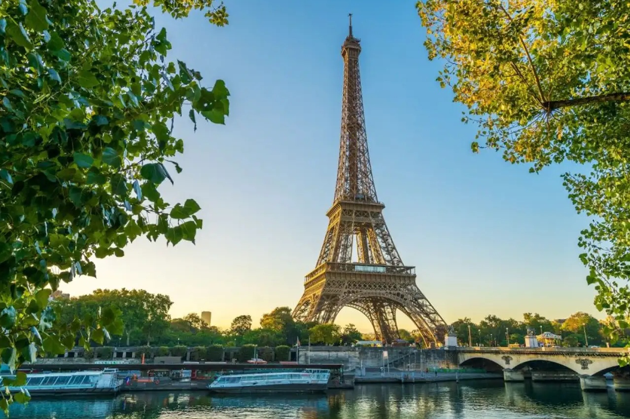 Tháp Eiffel ở Pháp tạm đóng cửa