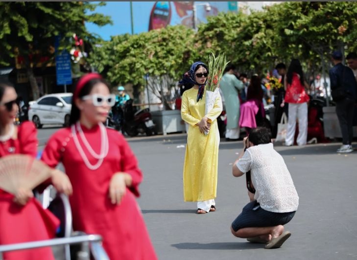 Những tà áo dài thướt tha trước chợ Bến Thành ngày cuối năm 2023