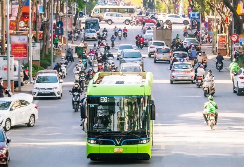 Kiến nghị thí điểm thêm 9 tuyến xe buýt điện tại Hà Nội