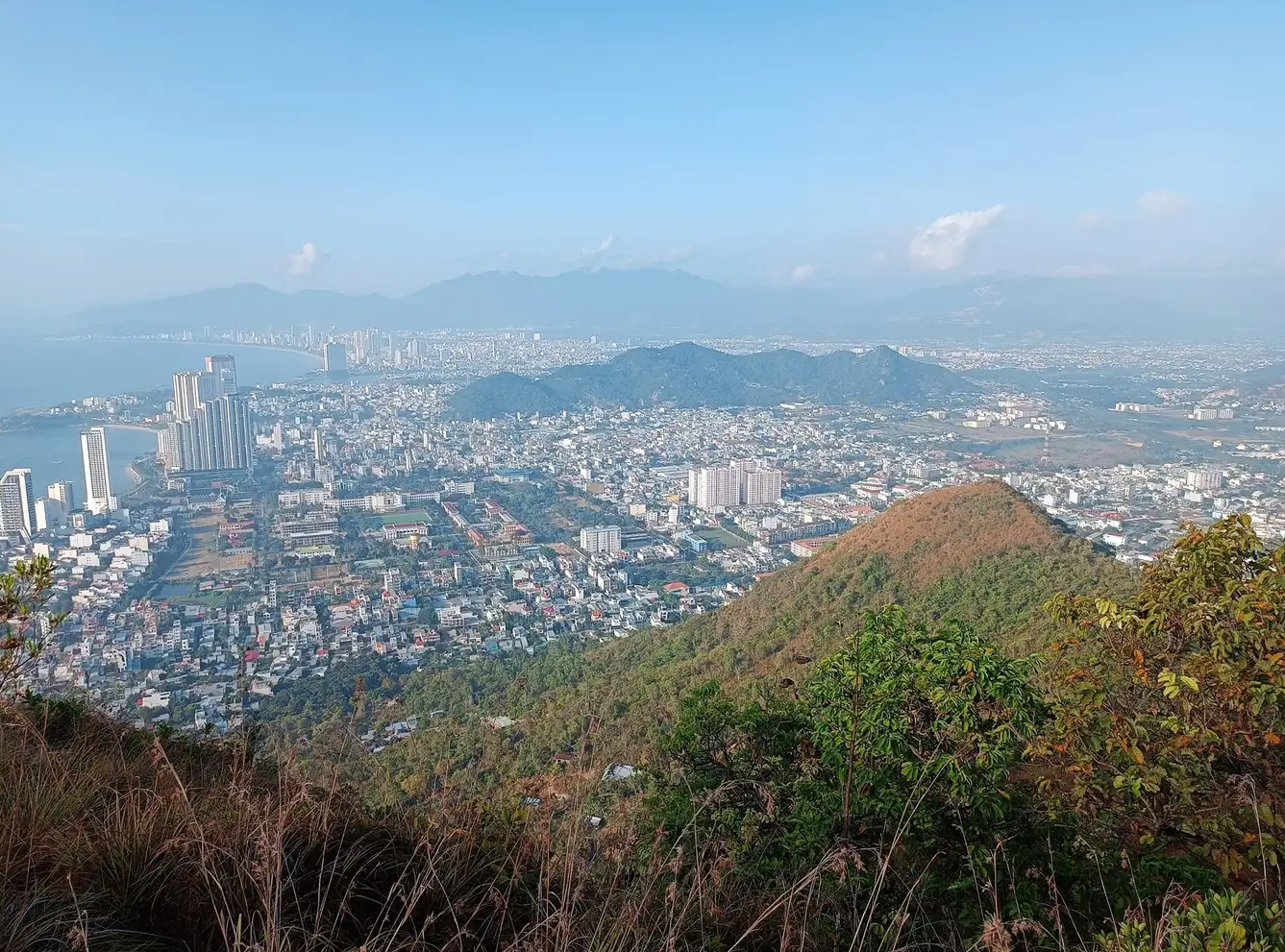 Cháy lớn trên núi Cô Tiên ở Nha Trang