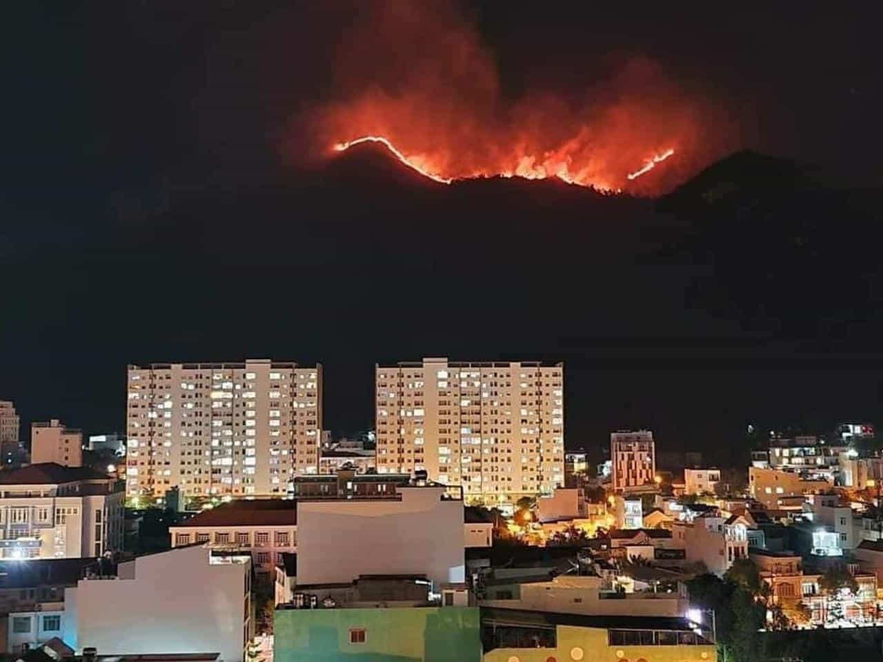 Cháy lớn trên núi Cô Tiên ở Nha Trang