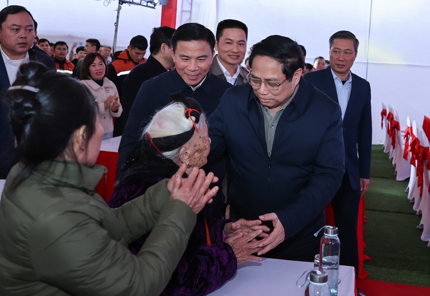 Thủ tướng thăm, tặng quà gia đình chính sách, công nhân tại Thanh Hóa