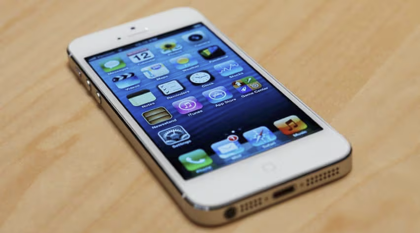 15. iPhone 5 - Ra mắt năm 2012. Đây là phiên bản iPhone đầu tiên được nâng cấp màn hình lên kích thước 4-inch, thay vì ở mức 3,5-inch như các phiên bản iPhone trước. Chiếc iPhone này của Apple đã bán được hơn 146 chiếc trên toàn cầu (Ảnh: CNBC).