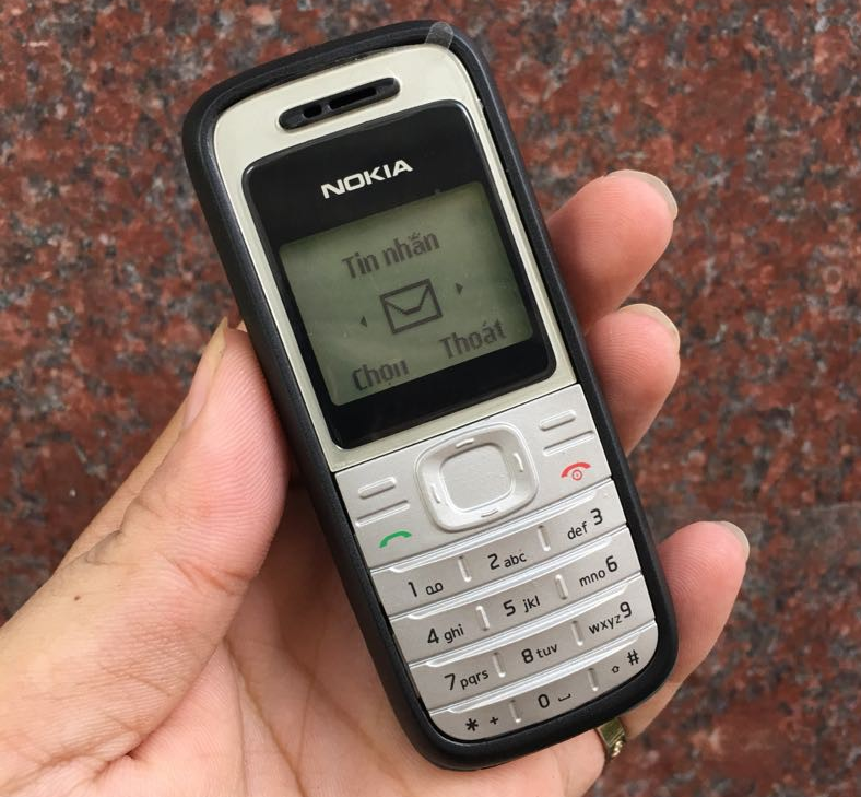 12. Nokia 1200 - Ra mắt năm 2007. Sản phẩm nổi bật với thiết kế rất chắc chắn và thời gian pin chờ lên đến 390 giờ. Nokia đã tiêu thụ được hơn 150 triệu máy trên toàn cầu (Ảnh: SKT).