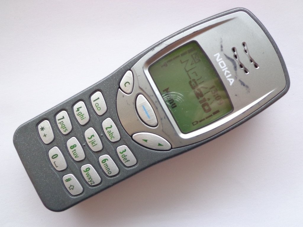 7. Nokia 3210 - Ra mắt năm 1999. Ngay khi được ra mắt, chiếc điện thoại di động này đã được thị trường đón nhận tích cực, giúp sản phẩm tiêu thụ được 161 triệu máy trên toàn cầu (Ảnh: Nokia fandom).