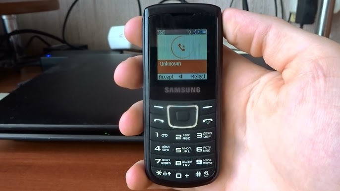 14. Samsung E1100 - Ra mắt năm 2009. Chiếc điện thoại cơ bản của Samsung bán được hơn 150 triệu máy trên toàn cầu (Ảnh: Youtube).