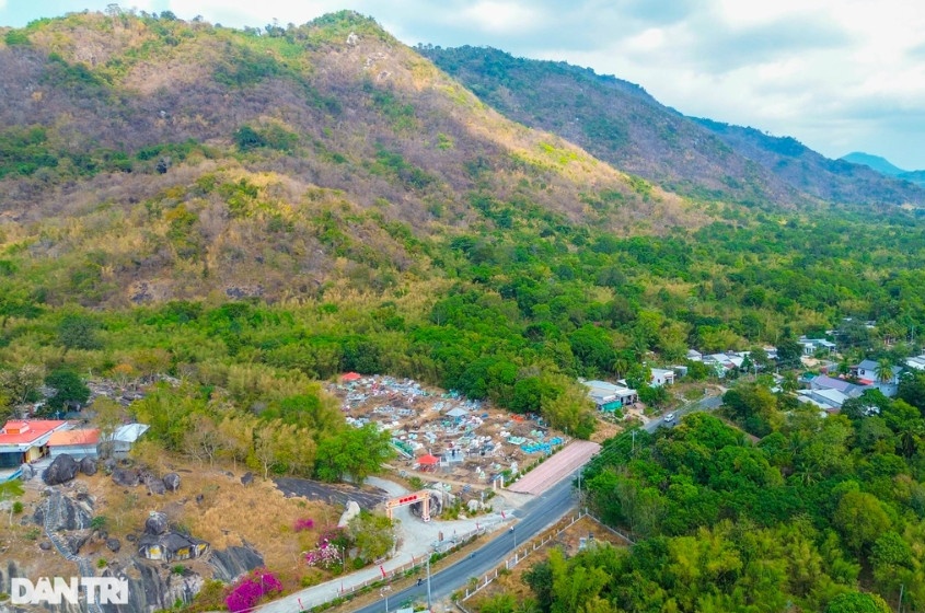 Một góc của núi Ngọa Long Sơn ở An Giang (Ảnh: Bảo Kỳ).