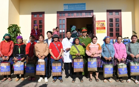 Khám bệnh, tặng quà cho người dân xã vùng cao khó khăn ở Lào Cai