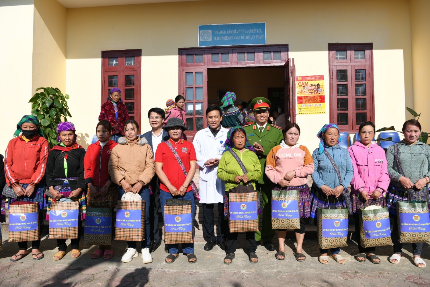 Khám bệnh, tặng quà cho người dân xã vùng cao khó khăn ở Lào Cai
