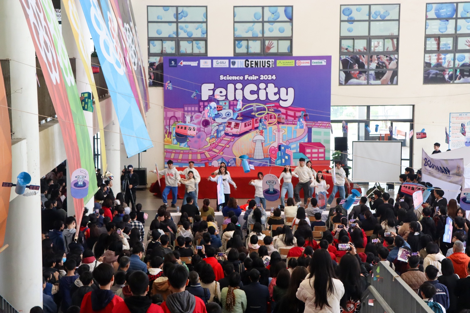 Hơn 4.000 người tham gia hội chợ khoa học phi lợi nhuận do học sinh Hà Nội tổ chức