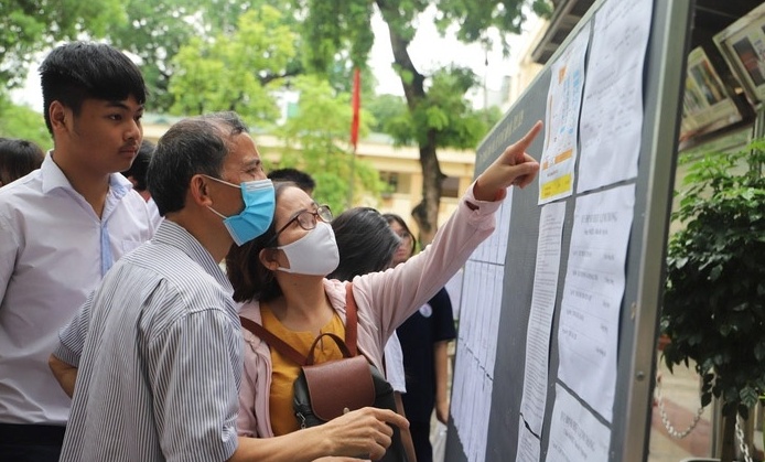 Tuyển sinh lớp 10 ở Hà Nội: Phụ huynh "mạnh tay" đặt cọc giữ chỗ trường tư