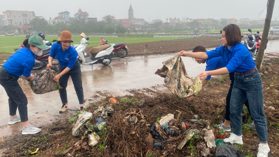 Tuổi trẻ Thủ đô có nhiều hoạt động thiết thực bảo vệ môi trường, xây dựng văn minh đô thị.