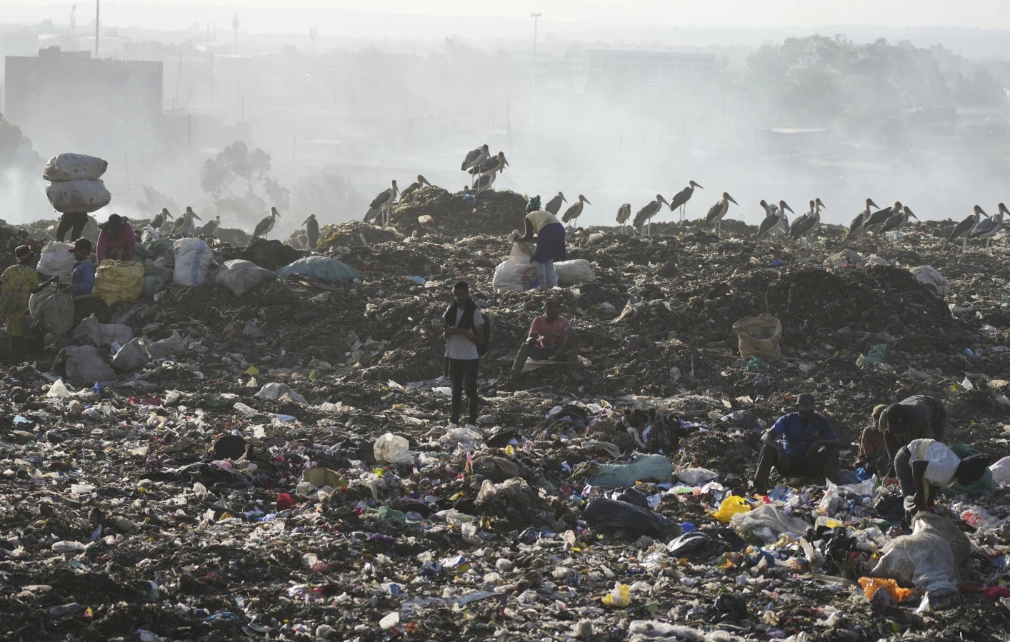 Cách gì để xử lý "núi" rác thải điện tử trên toàn cầu?