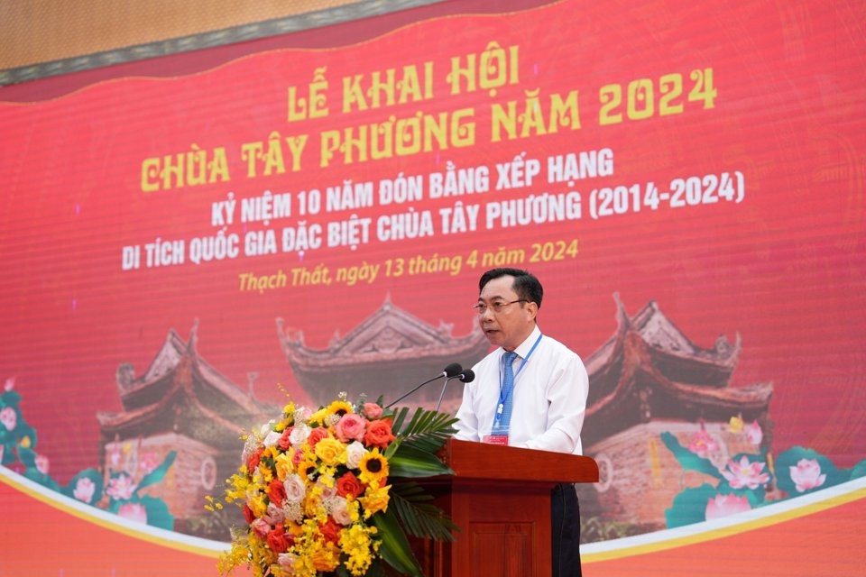 Ông Nguyễn Mạnh Hồng phát biểu tại Lễ khai hội và kỷ niệm 10 năm chùa Tây Phương được xếp hạng di tích Quốc gia đặc biệt. Ảnh: Khánh Huy.